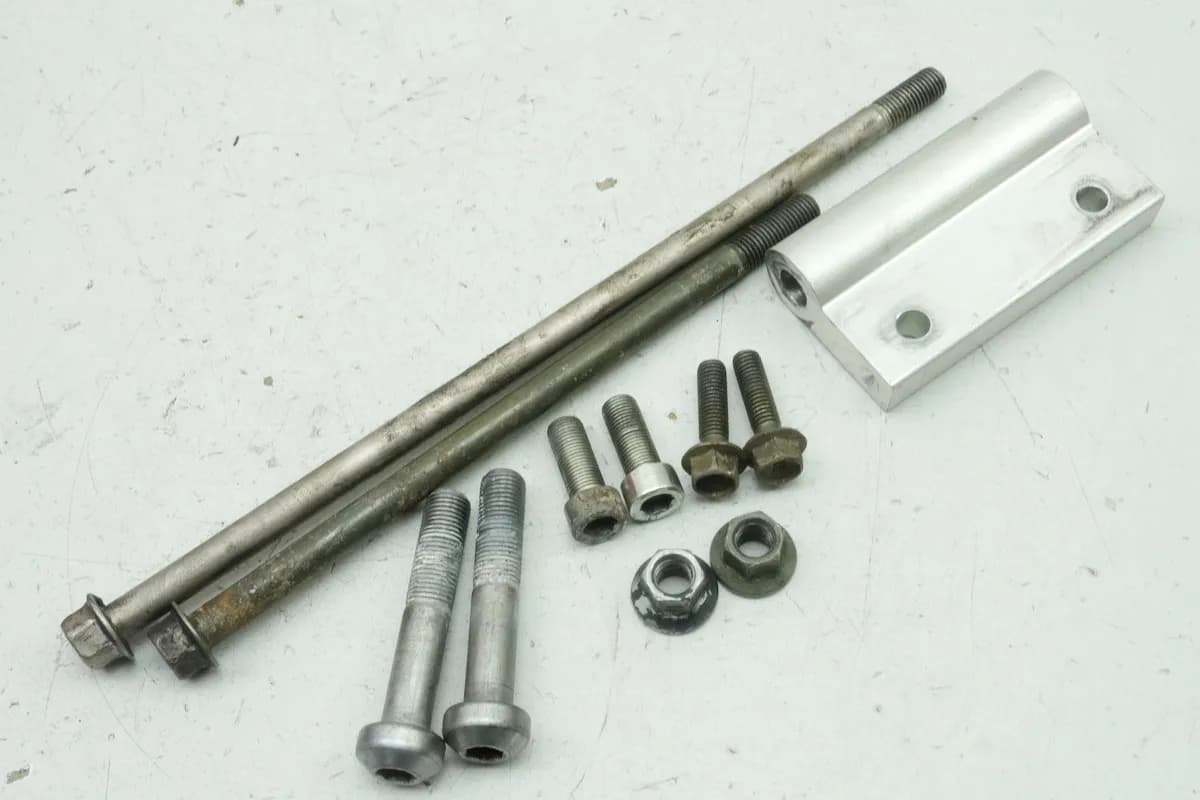 YAMAHA TDM 900 RN08 Halterung Motor Achse Schrauben Bolzen Motorhalter