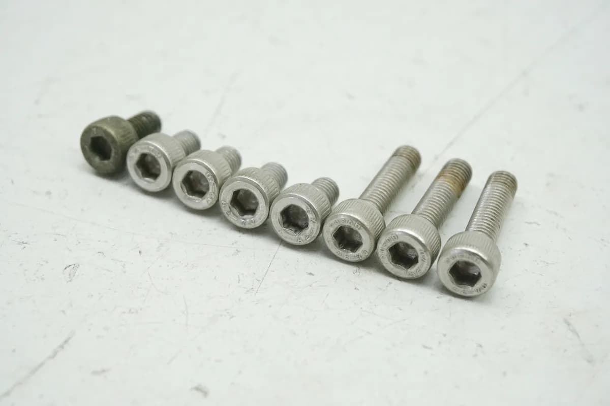 YAMAHA YZF R1 RN01 RN04 Schrauben Tankdeckel 98-01