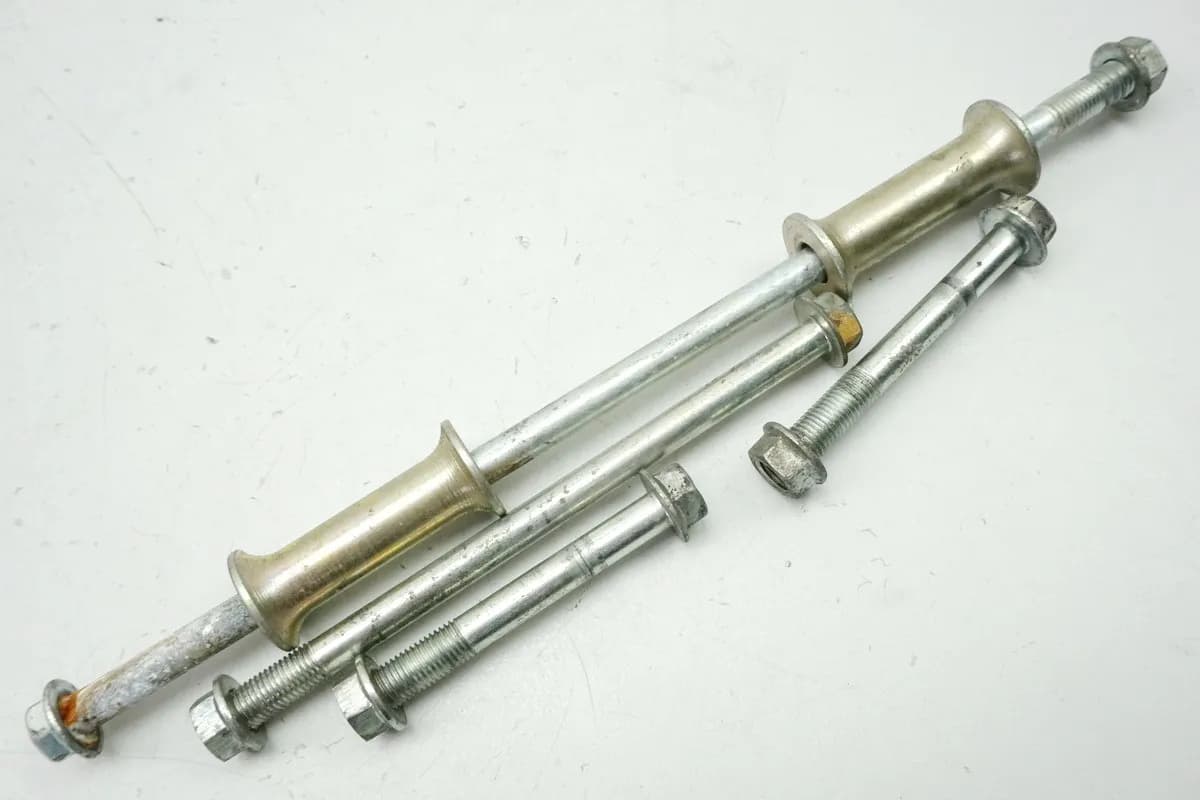 YAMAHA FZR 600 R 3HE Halter Motor Achse Bolzen Schrauben Distanzen Motorhalter