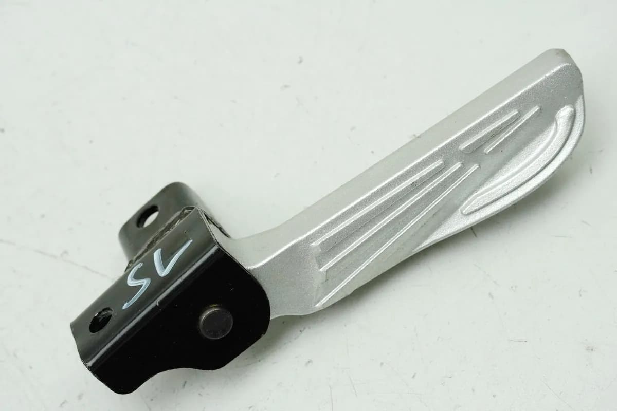 SYM Jet 4 50 AD05W8 Fußraste Sozius links Halter Fußrastenanlage NUR 781 km