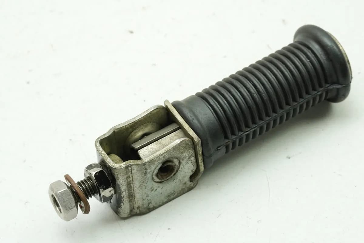 HONDA CB 250 G CB250G Fußraste Sozius rechts hinten Halterung Gelenk Gummi 74-77