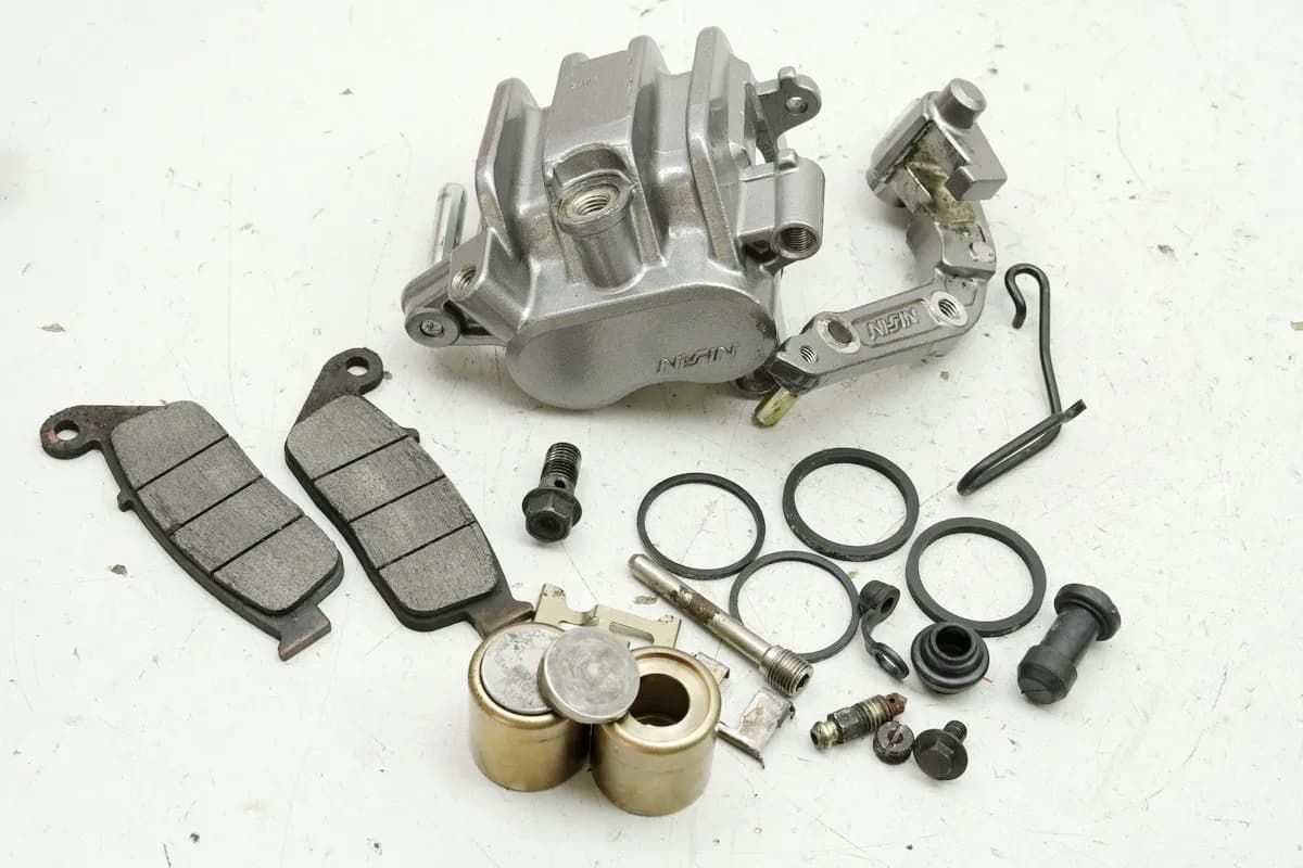 HONDA NTV 650 RC33 REVERE Bremssattel vorn Nissin Bremszange Bremskolben