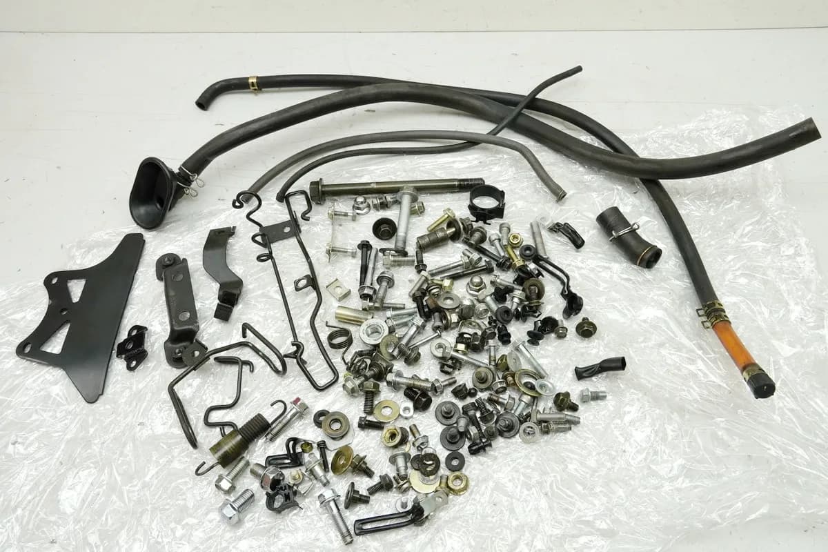 HONDA NTV 650 RC33 REVERE Schrauben Muttern Halter Kleinteile (für Rahmen)