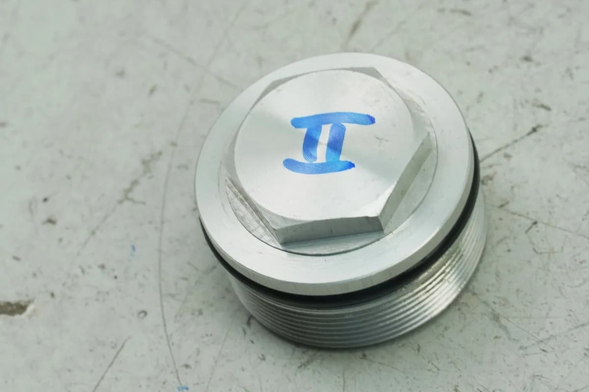 APRILIA RS 125 RS4 ZD4TW Gabel Verschluß Schraube II Stopfen für Standrohr Holm