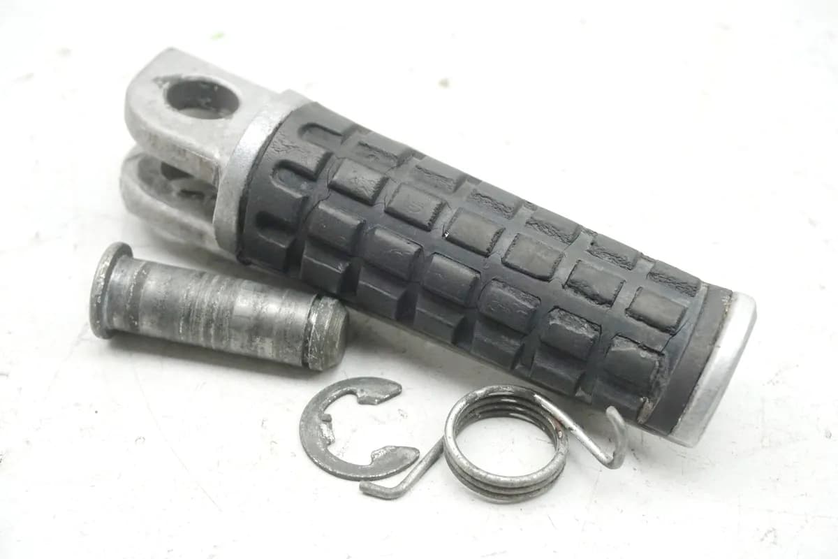 KAWASAKI ZX-6R ZX600F Fußraste Fahrer rechts Footrest 95-97