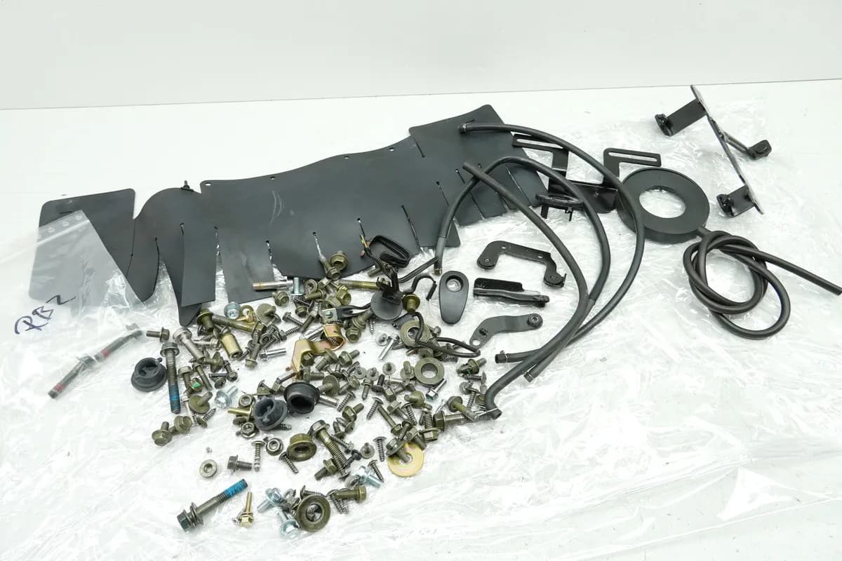 SYM Jet 4 50 AD05W8 Schrauben & Kleinteile (für Rahmen Fahrwerk) NUR 781 km