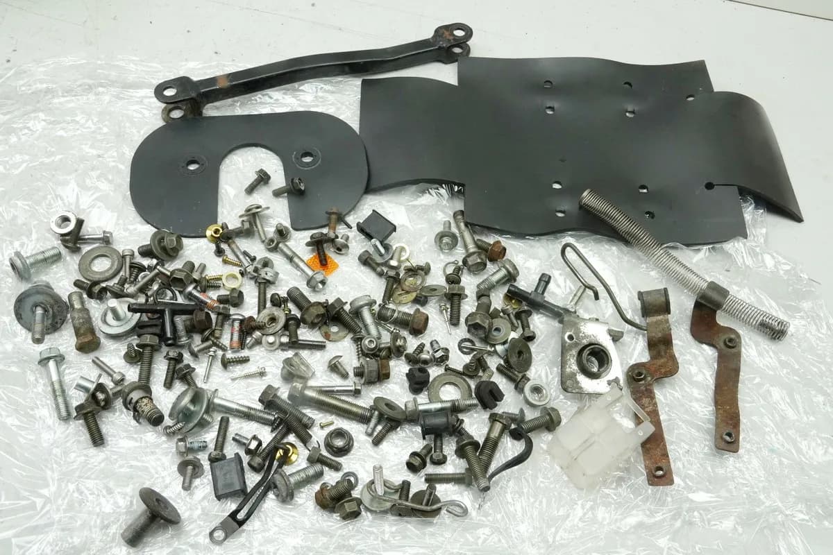SUZUKI GSX 750 AE INAZUMA Schrauben Kleinteile Halter Muttern (für Rahmen)