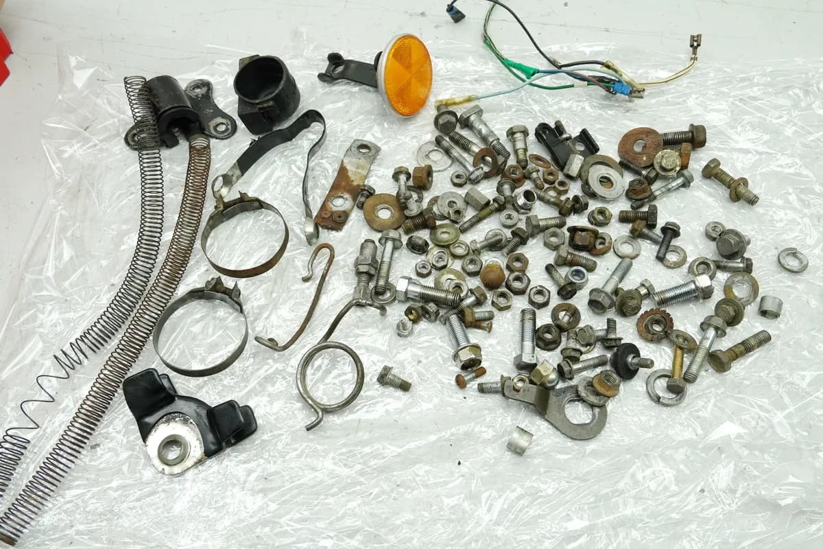 HONDA CB 250 G CB250G Schrauben Muttern Kleinteile für Rahmen Verkleidung 74-77