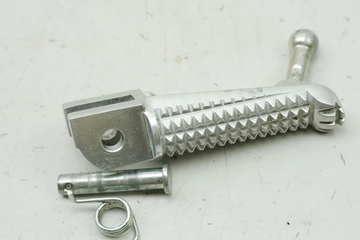 YAMAHA MTN 1000 MT-10 RN78 Fußraste Fahrer rechts vorn original 4550km