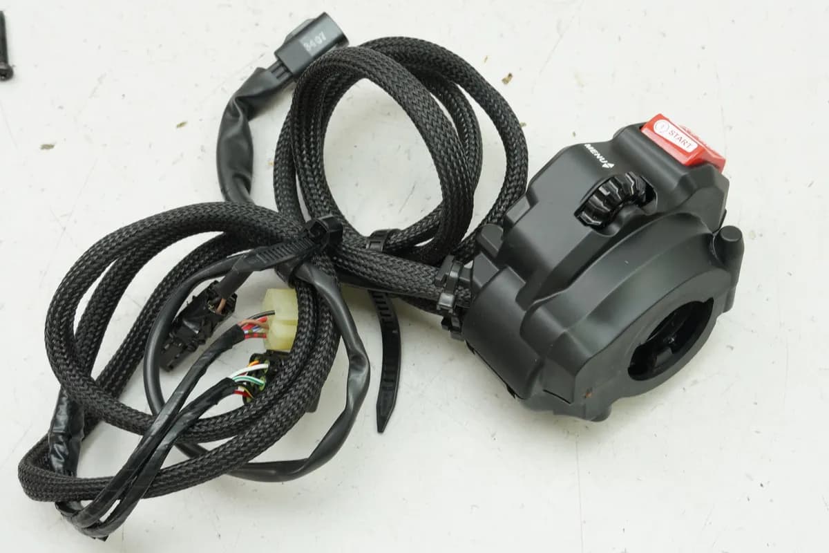 YAMAHA MTN 1000 MT-10 RN78 - Lenkerschalter rechts Schalter Not Aus Kill 4550 km