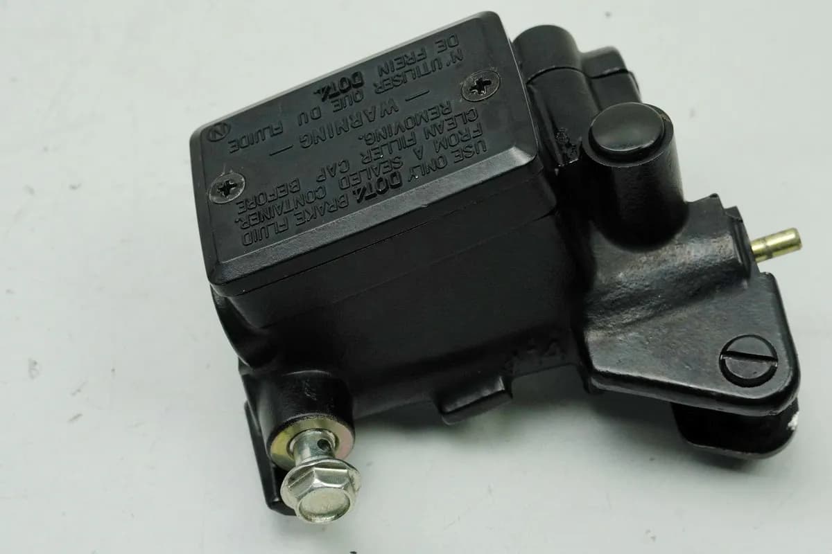 KAWASAKI ZZR 1100 D ZXT10D G Kupplungszylinder Druckgeber Kupplungspumpe (Motor)