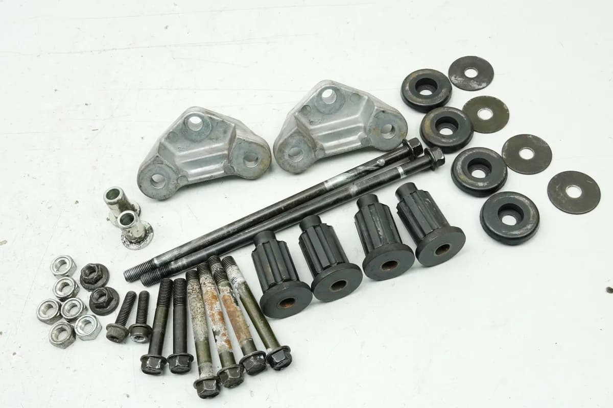 KAWASAKI ZZR 1100 D ZXT10D G Halterung Motor Schrauben Achse Bolzen Motorhalter