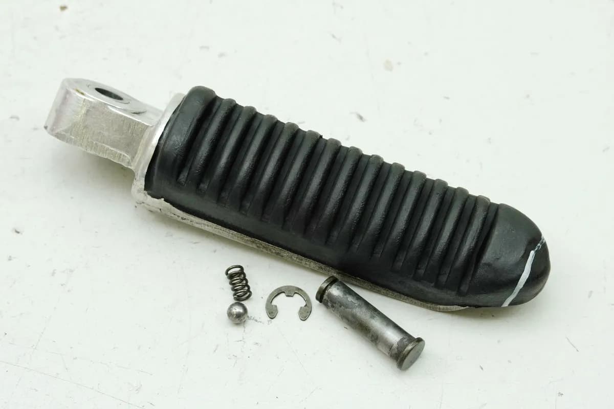 SUZUKI GSX 600 F AJ Fußraste Sozius rechts Footrest