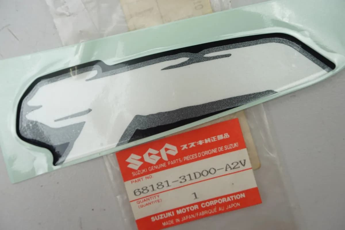 Suzuki Emblem Aufkleber original 68181-31D00-A2V DR - NEU