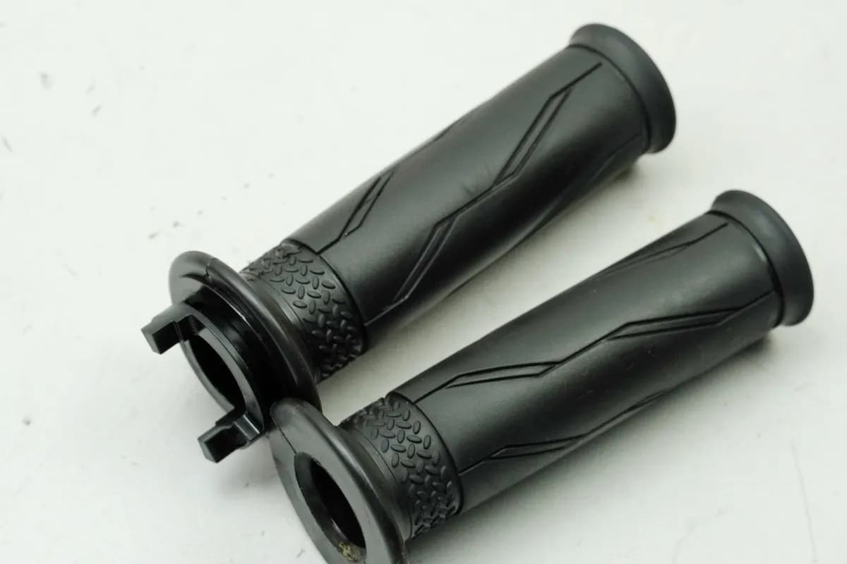 YAMAHA MTN 1000 MT10 RN78 Gasgriff Griffgummi orig. Lenkergriffe Griffe 4550 km