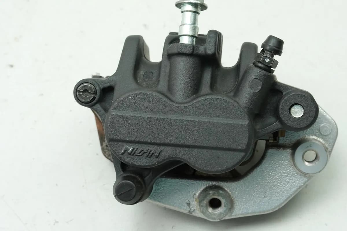 KAWASAKI Z 750 ZR750L Bremssattel rechts Bremszange Bremskolben Bremsklötze