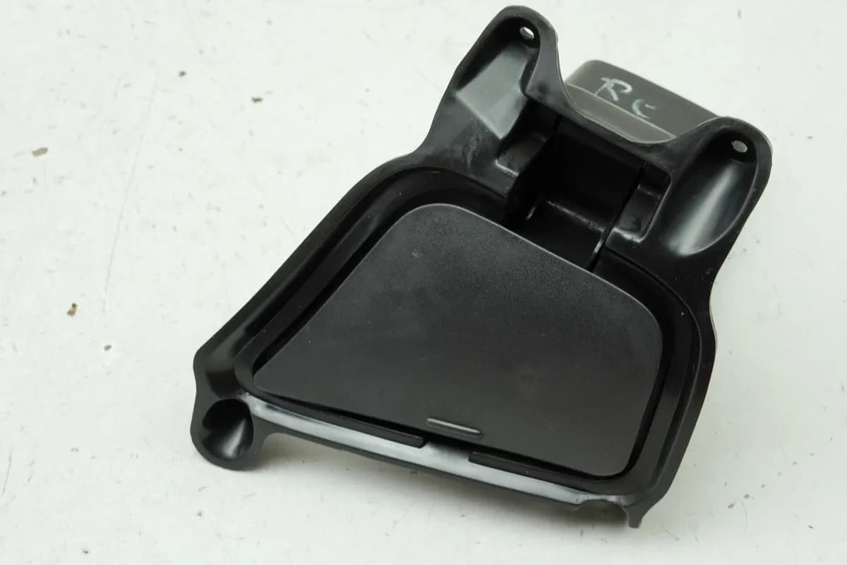 SUZUKI AN 400 WVAU BURGMAN Staufach rechts vorn Cockpit Klappe Box Cover K1 K2