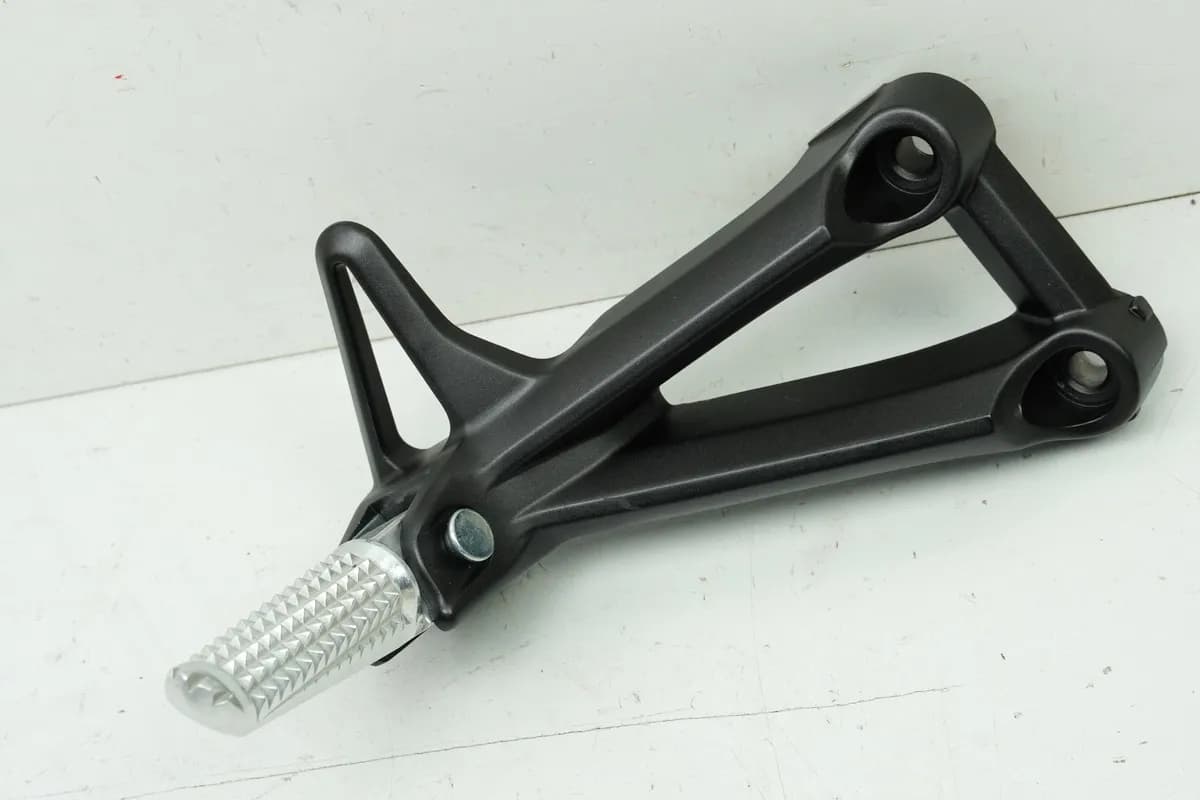 YAMAHA MTN 1000 MT-10 RN78 Fußrastenanlage Sozius rechts Halter Fußraste 4550 km