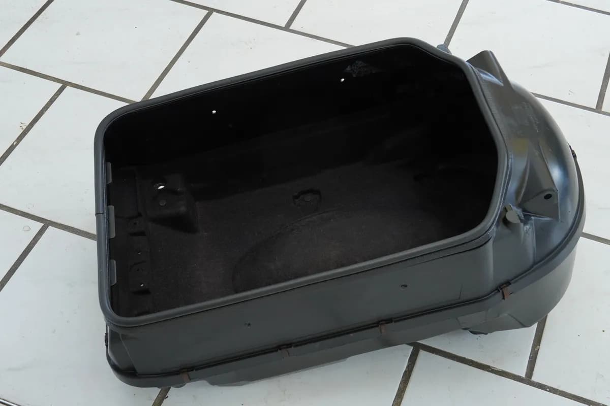 SUZUKI AN 400 WVAU BURGMAN Helmfach Helmbox Staufach Ablagefach Abdeckung K1 K2