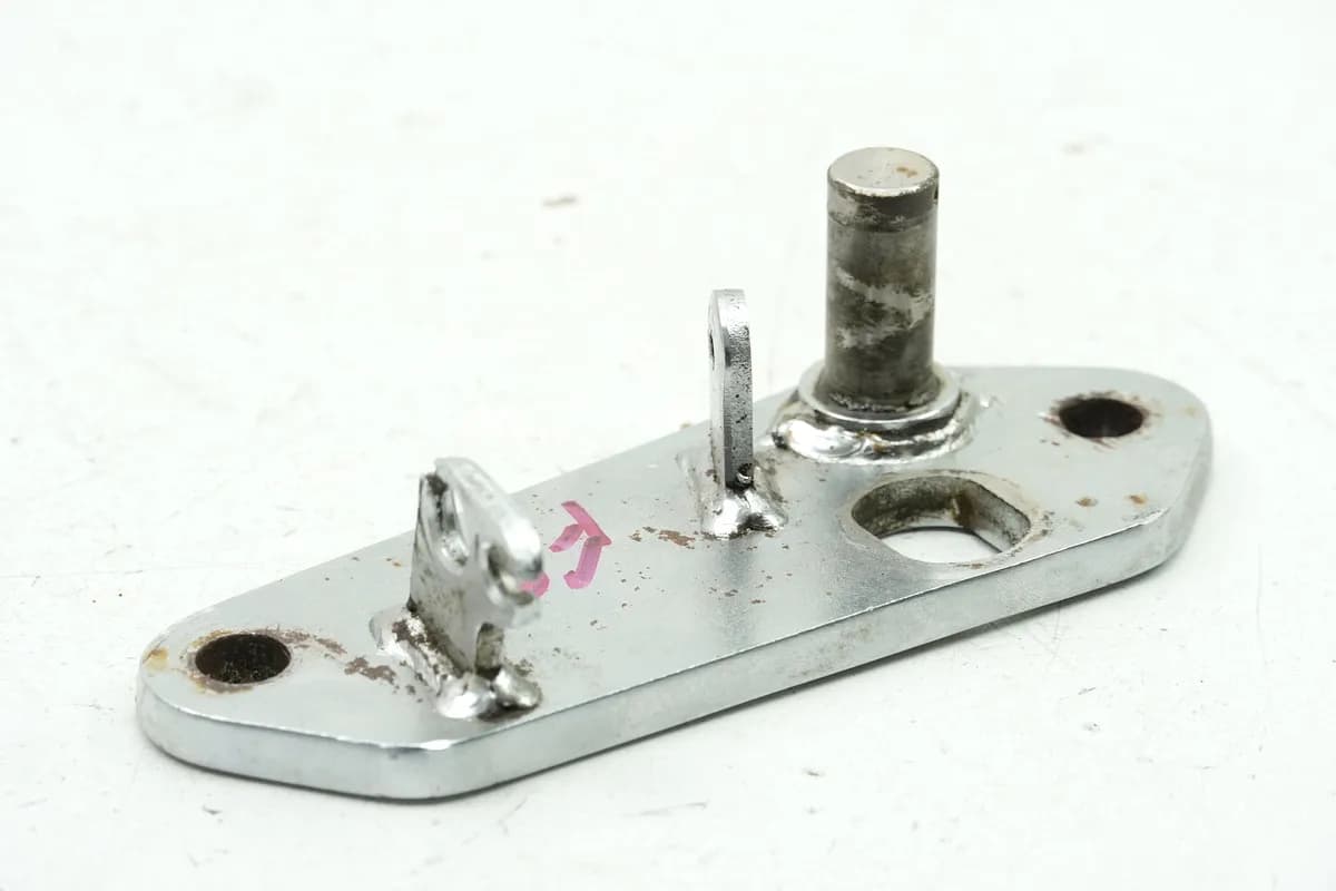 SUZUKI LS 650 NP41A/ B SAVAGE Fußrastenhalter Fahrer rechts Fußrastenplatte