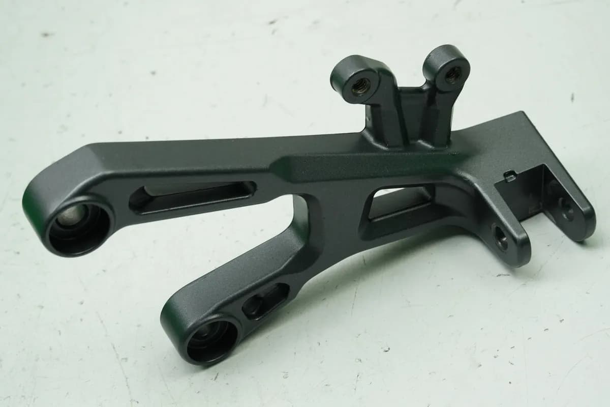 YAMAHA MTN 1000 MT-10 RN78 Fußrastenträger Fahrer links Halter Fußraste Platte