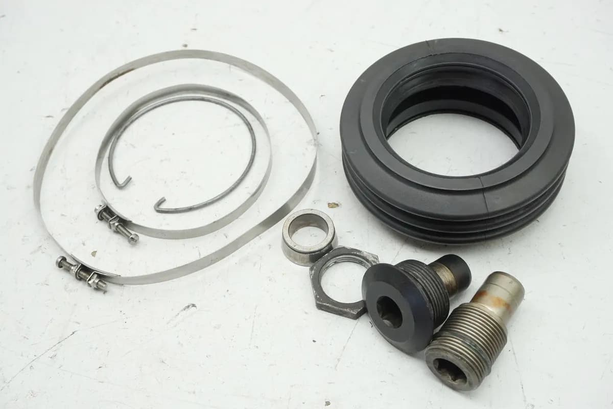 BMW R 850 R 259 Schrauben Fixierung Kardan Schwinge hi. Bolzen Faltenbalg Gummi