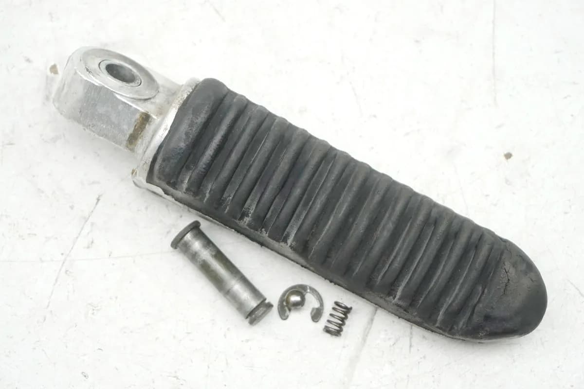 SUZUKI GSX 600 F GN72B Fußraste Sozius rechts Footrest - 26444 km