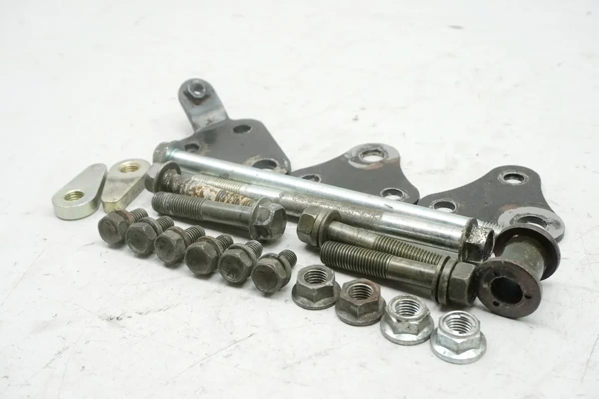 SUZUKI GSX 600 F GN72B Halterung Motor Achse Bolzen Schrauben Motorhalter