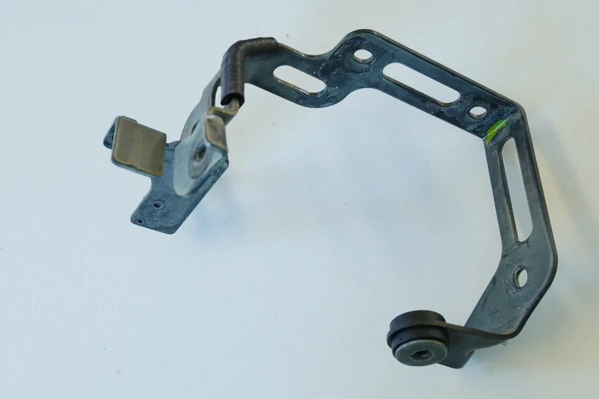 KAWASAKI Z 750 ZR750L HALTERUNG ABS PUMPE HALTER TRÄGER HALTEPLATTE