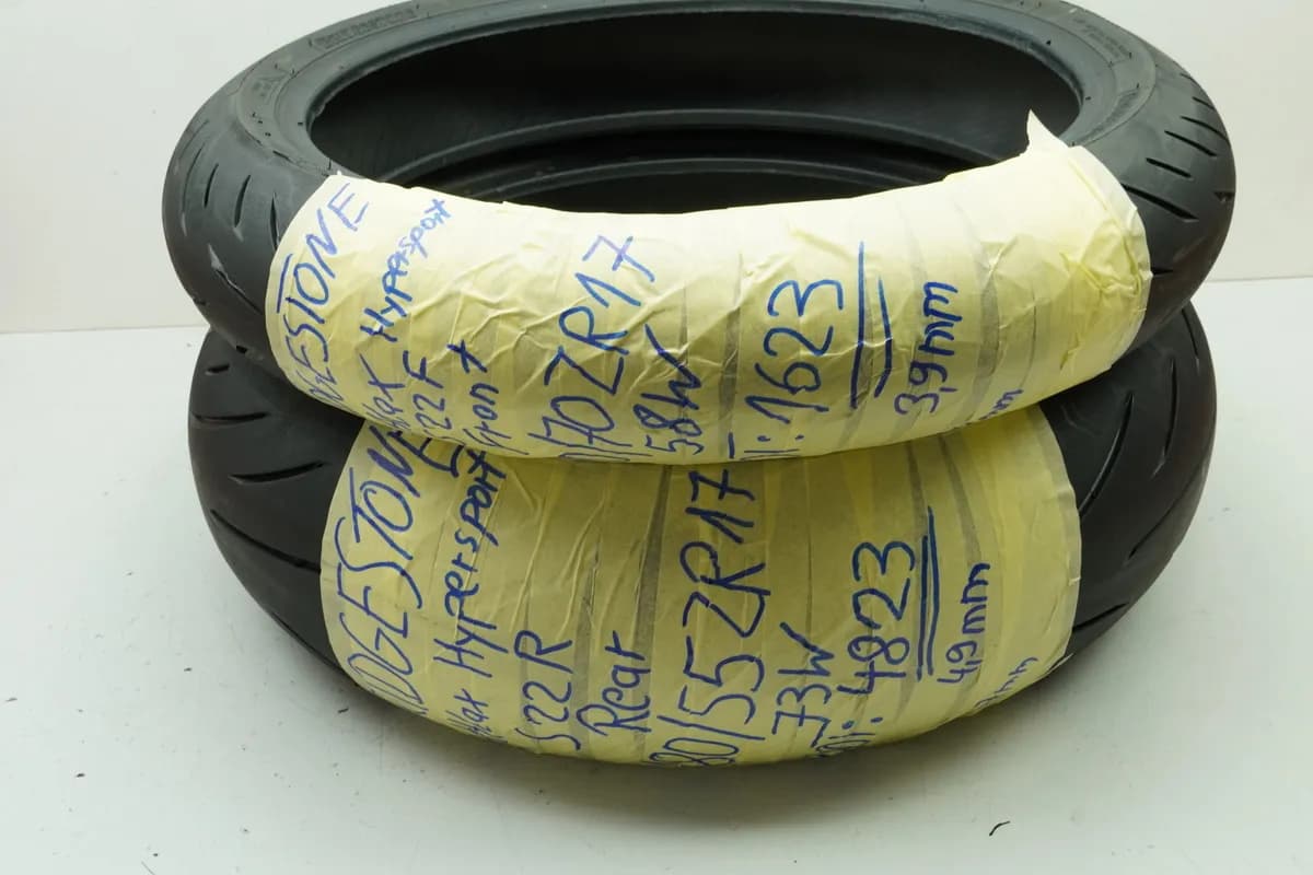 HONDA CBR 600 RR PC40 Bridgestone Hypersport S22 Reifen 180/55 ZR17 120/70 ZR17