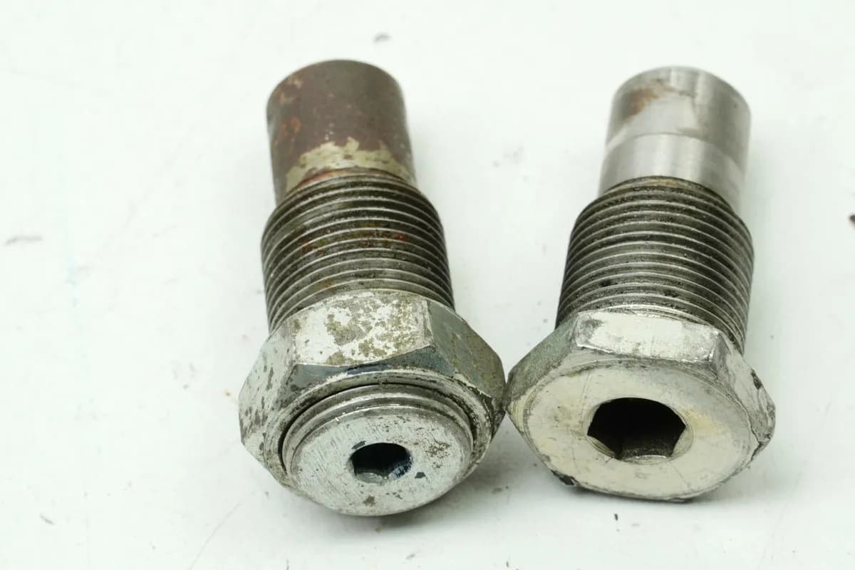 YAMAHA XV 750 4PW VIRAGO Schrauben Schwinge Arretierung Schwingbolzen