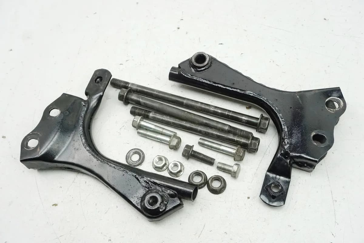 KAWASAKI EL 250 B ELIMINATOR Halterung Motor Achse Schrauben Bolzen Motorhalter