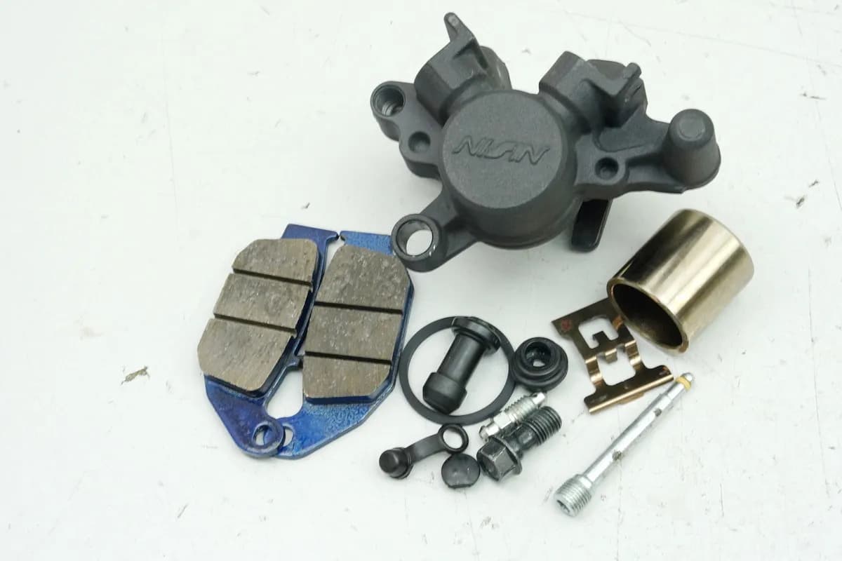 HONDA CB 125 R JC91 Bremssattel hinten Nissin Bremszange Bremskolben Bremsklötze