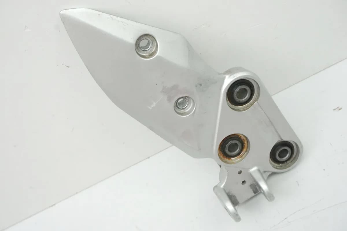 Suzuki GSX 1400 WVBN Fußrastenplatte Fahrer rechts Halter Fußraste Träger