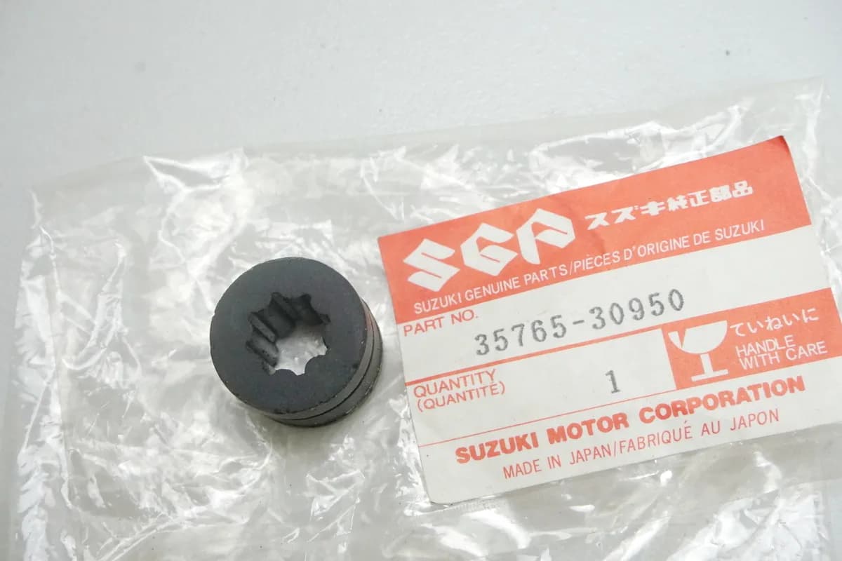 Suzuki Gummi Dämpfer Halter für Rücklicht original 35765-30950 DR GS TS - NEU
