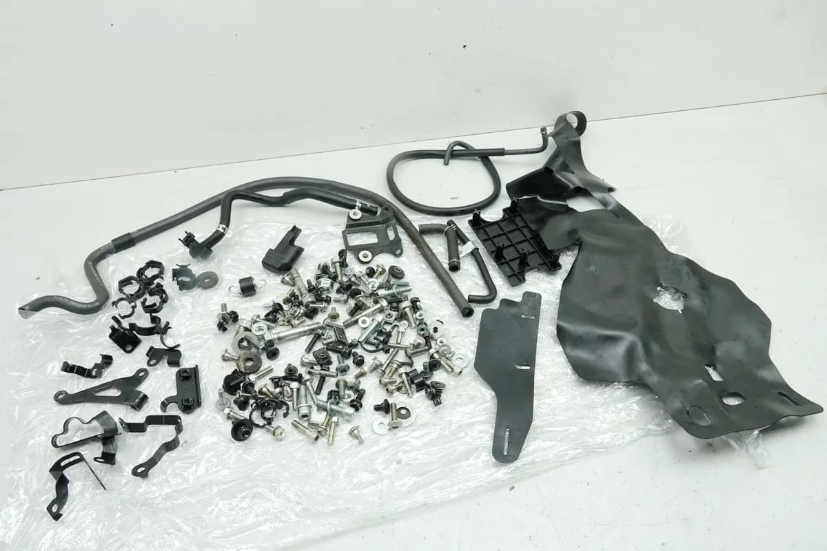 HONDA CB 125 R JC91 Schrauben Kleinteile Muttern Schlauch für Rahmen Verkleidung