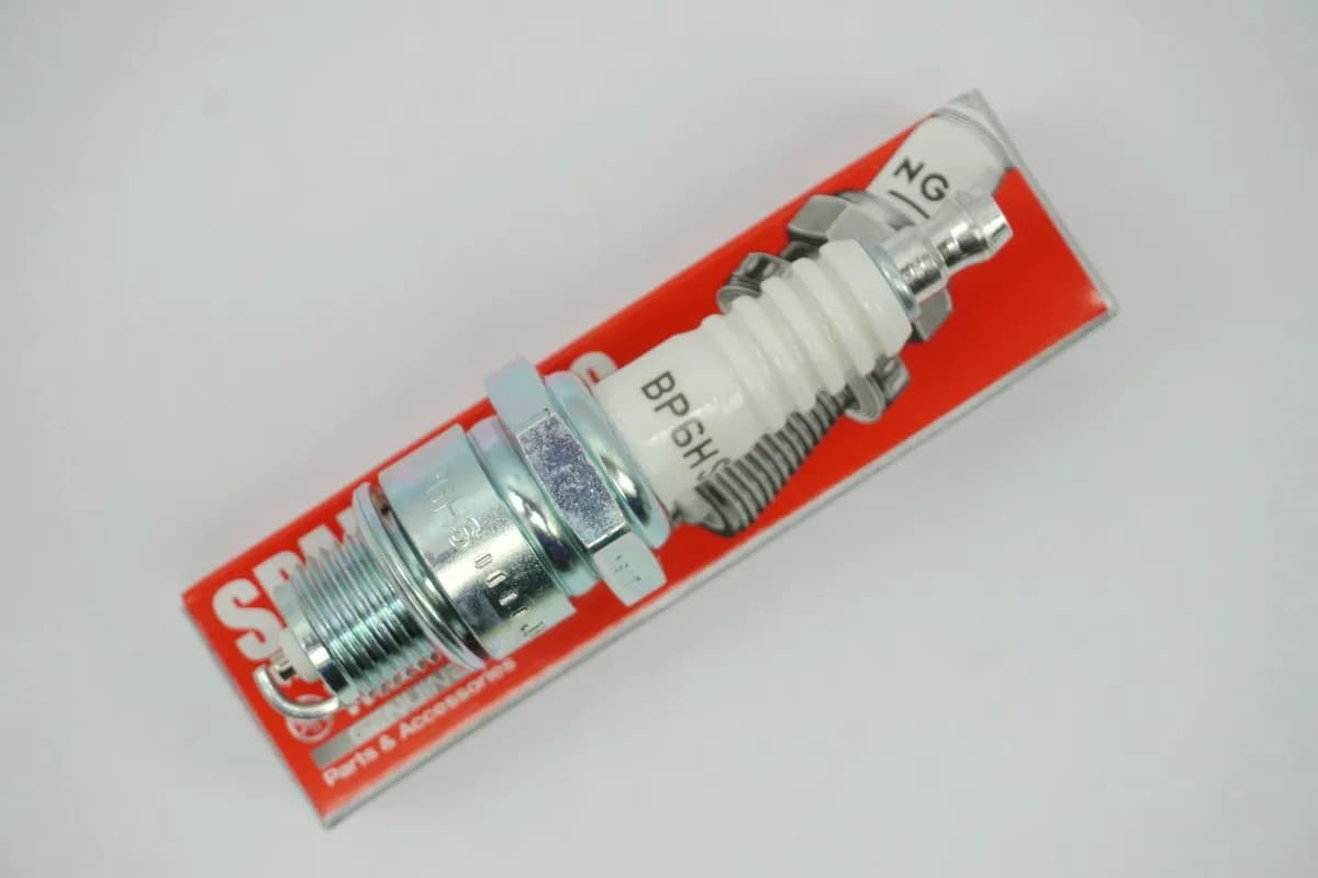 Zündkerze Yamaha NGK - BP6HS für Yamaha Hyosung Suzuki Peugeot - NEU