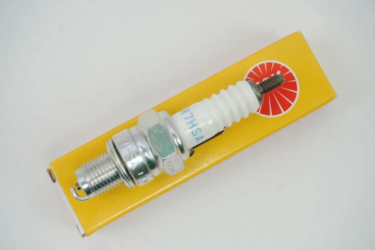 Zündkerze NGK - CR7HSA für Honda Kymco Kawasaki MZ MUZ Suzuki Yamaha - NEU