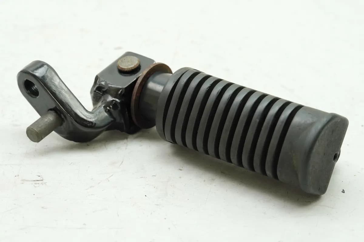 HONDA CB 450 N PC14 Fußraste Fahrer rechts Halter Fußrastenträger