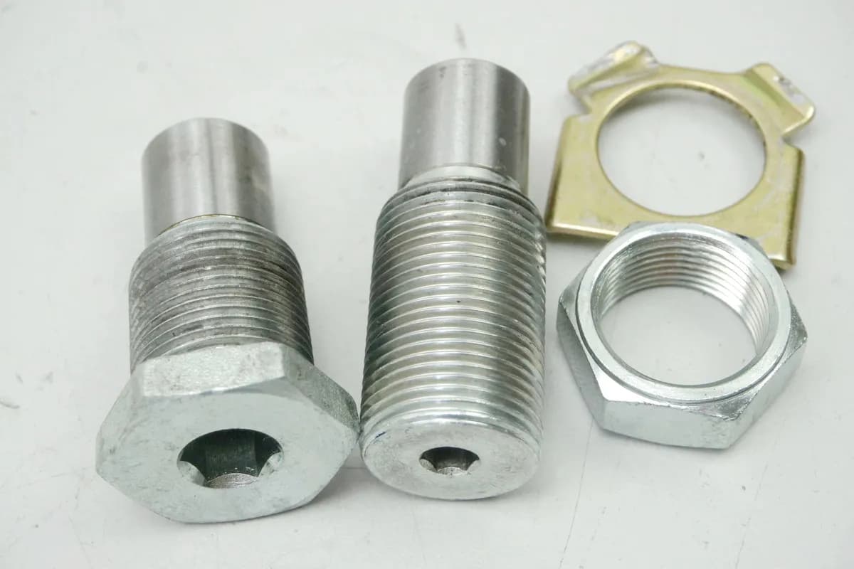 YAMAHA XV 750 4PW VIRAGO Schrauben Schwinge Arretierung Schwingbolzen