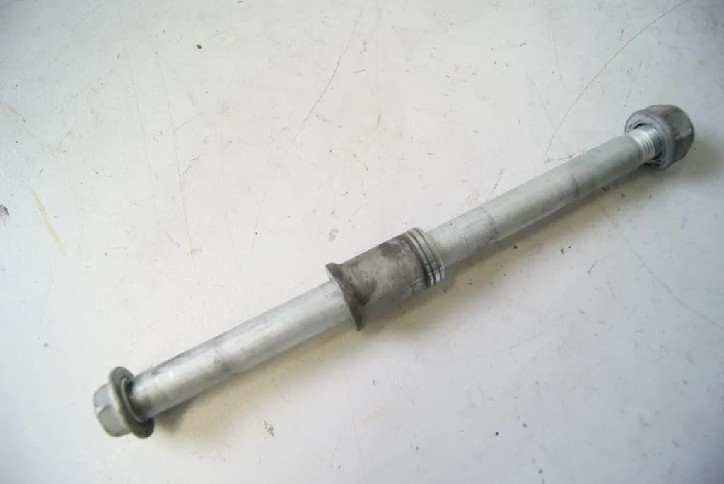 HONDA CB 250 TWO FIFTY MC26 Steckachse vorn Achse Distanzhülse (für Felge Gabel)