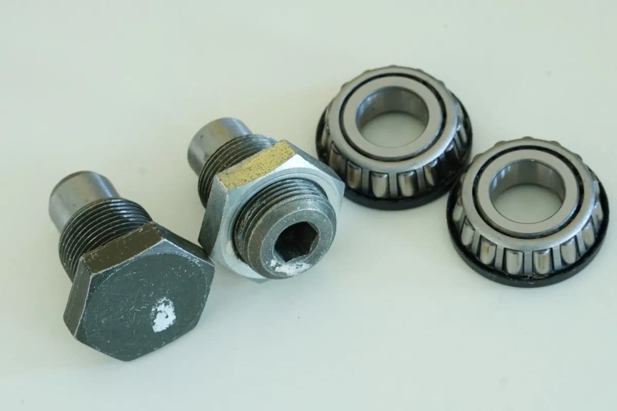 SUZUKI VL 800 WVBM INTRUDER VOLUSIA Schrauben Schwinge Lager Mutter Lagerzapfen