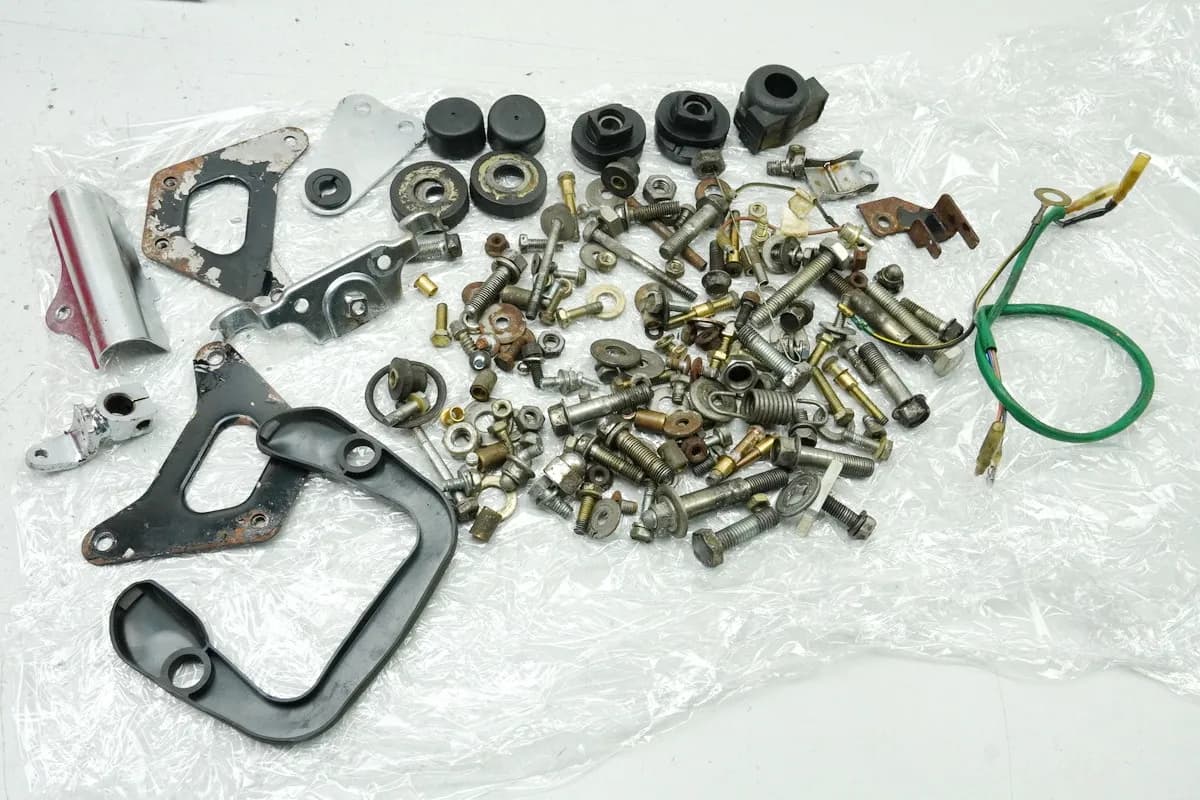 SUZUKI RG 125 NF12B GAMMA Schrauben Kleinteile Muttern Halter (für Rahmen)