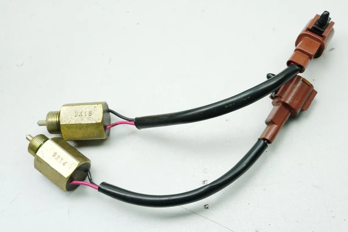 KAWASAKI ZX-9R ZX900E Benzin Ventil Absperrventil 2+3 für Vergaser Keihin G 536