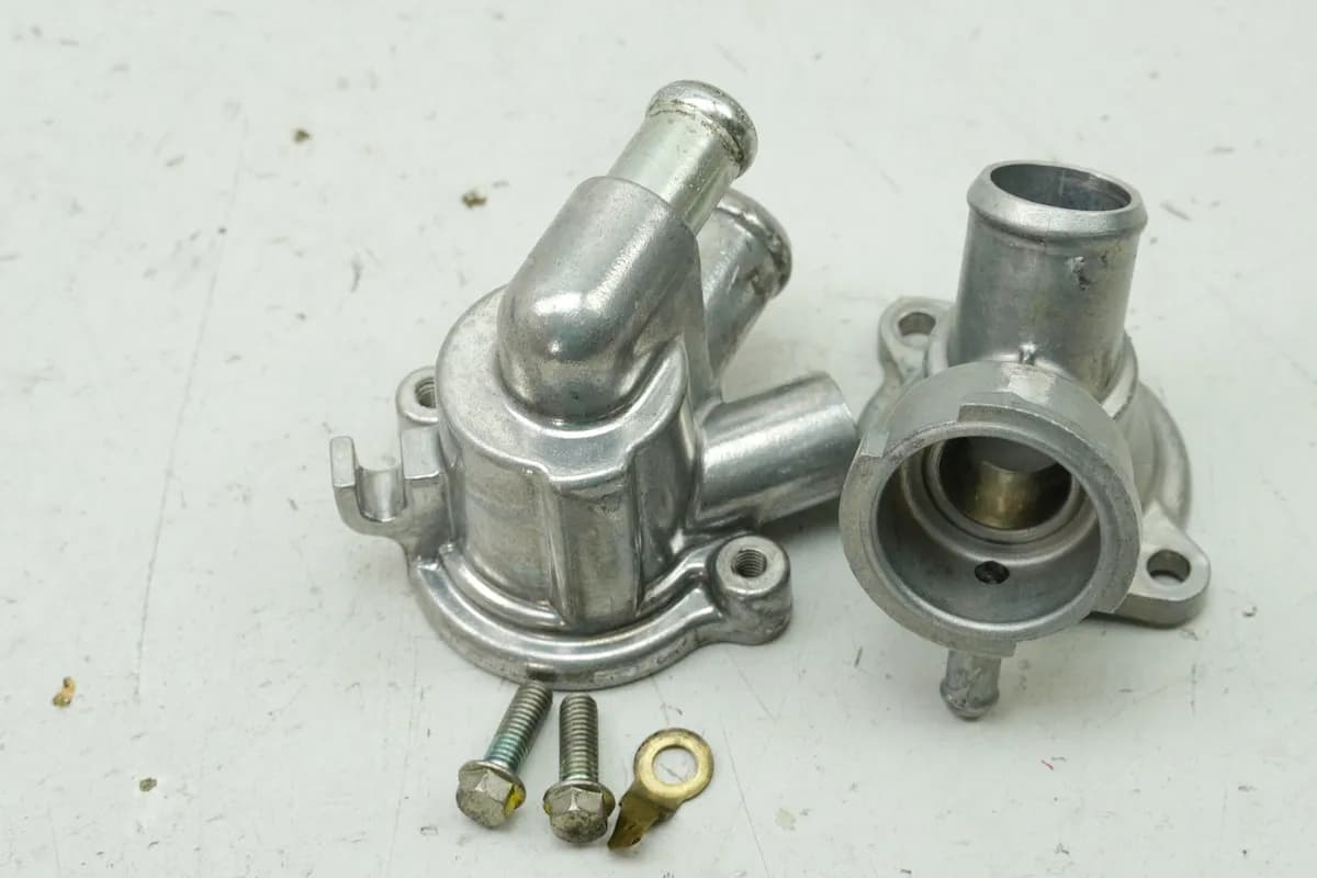 HONDA CBF 1000 FA SC64 Thermostatgehäuse Einfüllstutzen (für Thermostat Kühler)