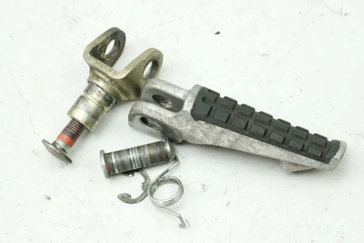 KAWASAKI ZX-7R ZX750P Fußraste Fahrer rechts vorn (für Fußrastenplatte) 96-03