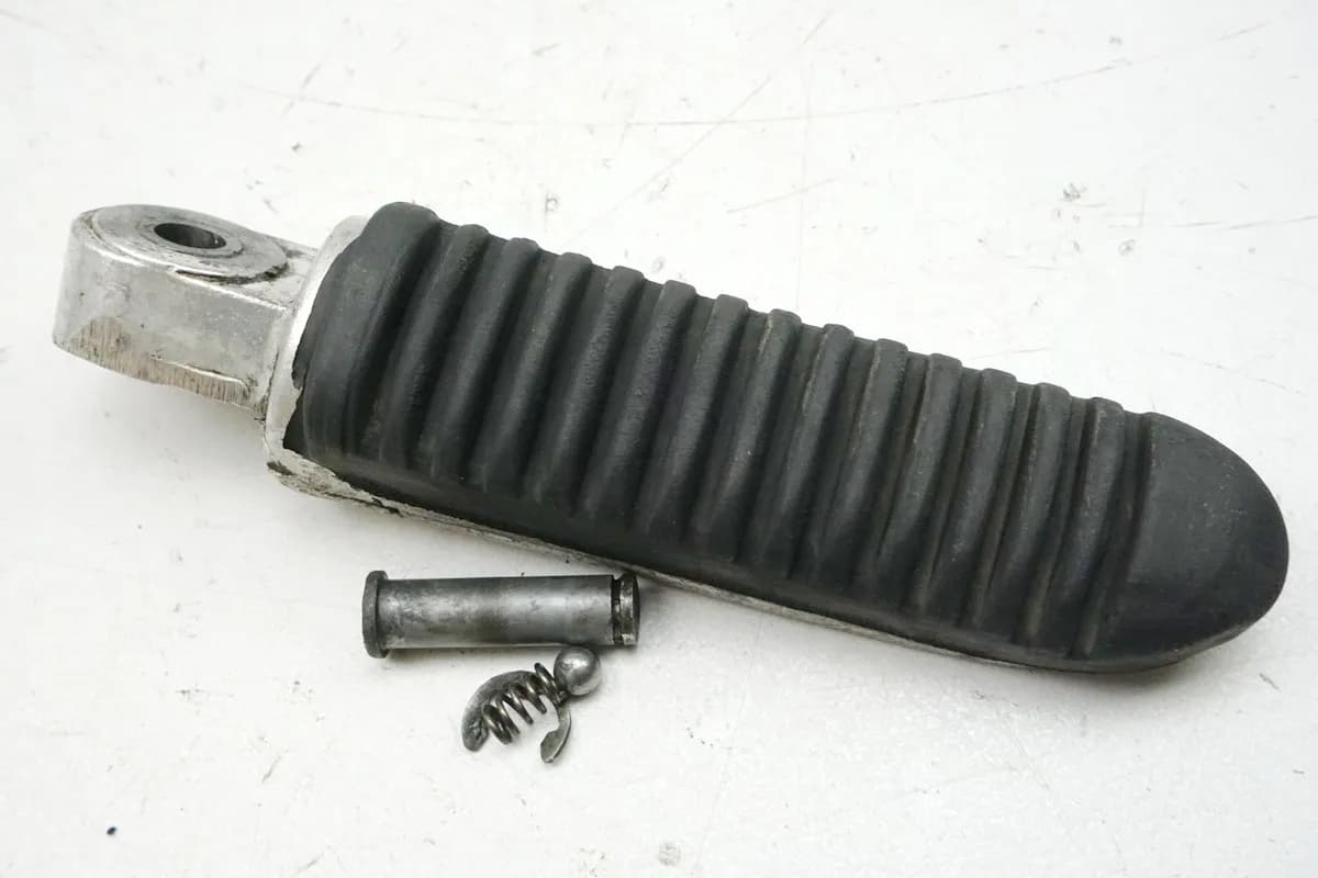 SUZUKI GSX 600 F AJ Fußraste Sozius rechts Footrest 98-02