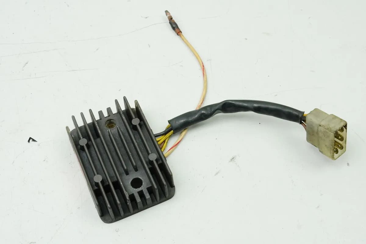 KAWASAKI Z 750 E KZ750E Laderegler original Regler Gleichrichter Spannungsregler