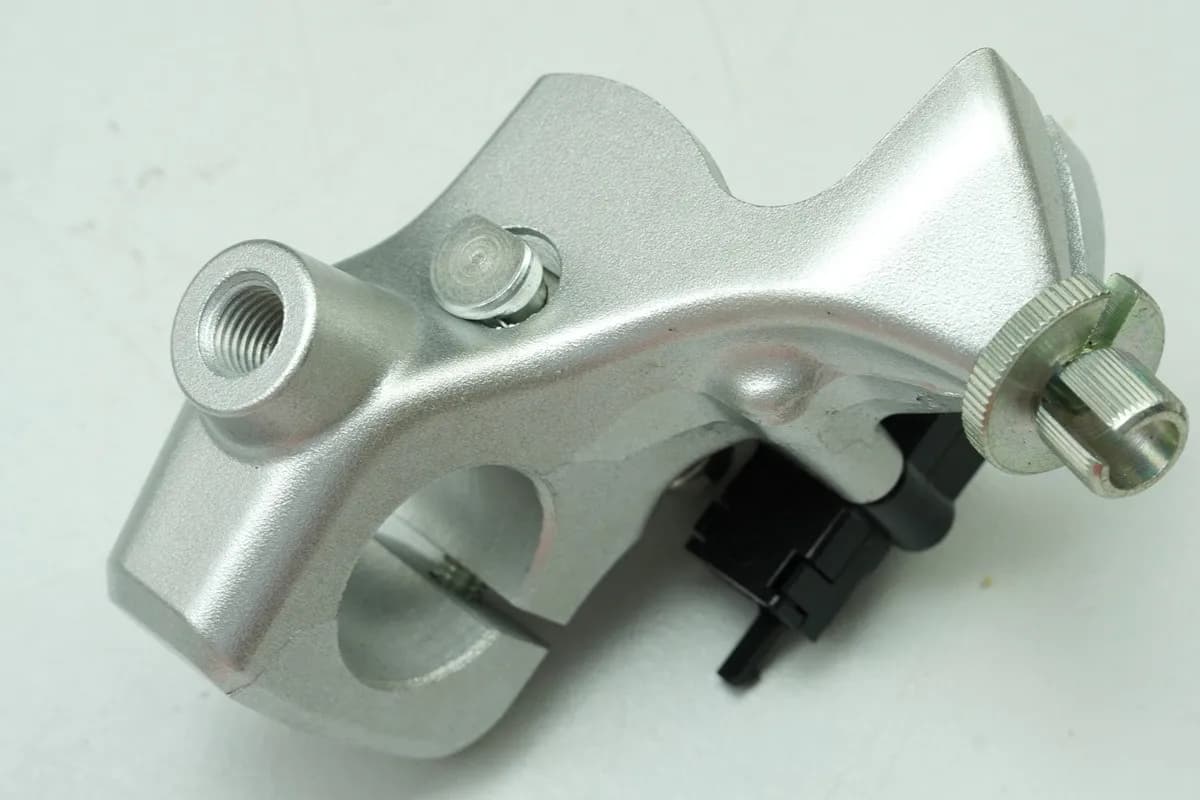 SUZUKI VLR 1800 T WVCT C 1800 R Kupplungsarmatur Halter Kupplungshebel - NEU