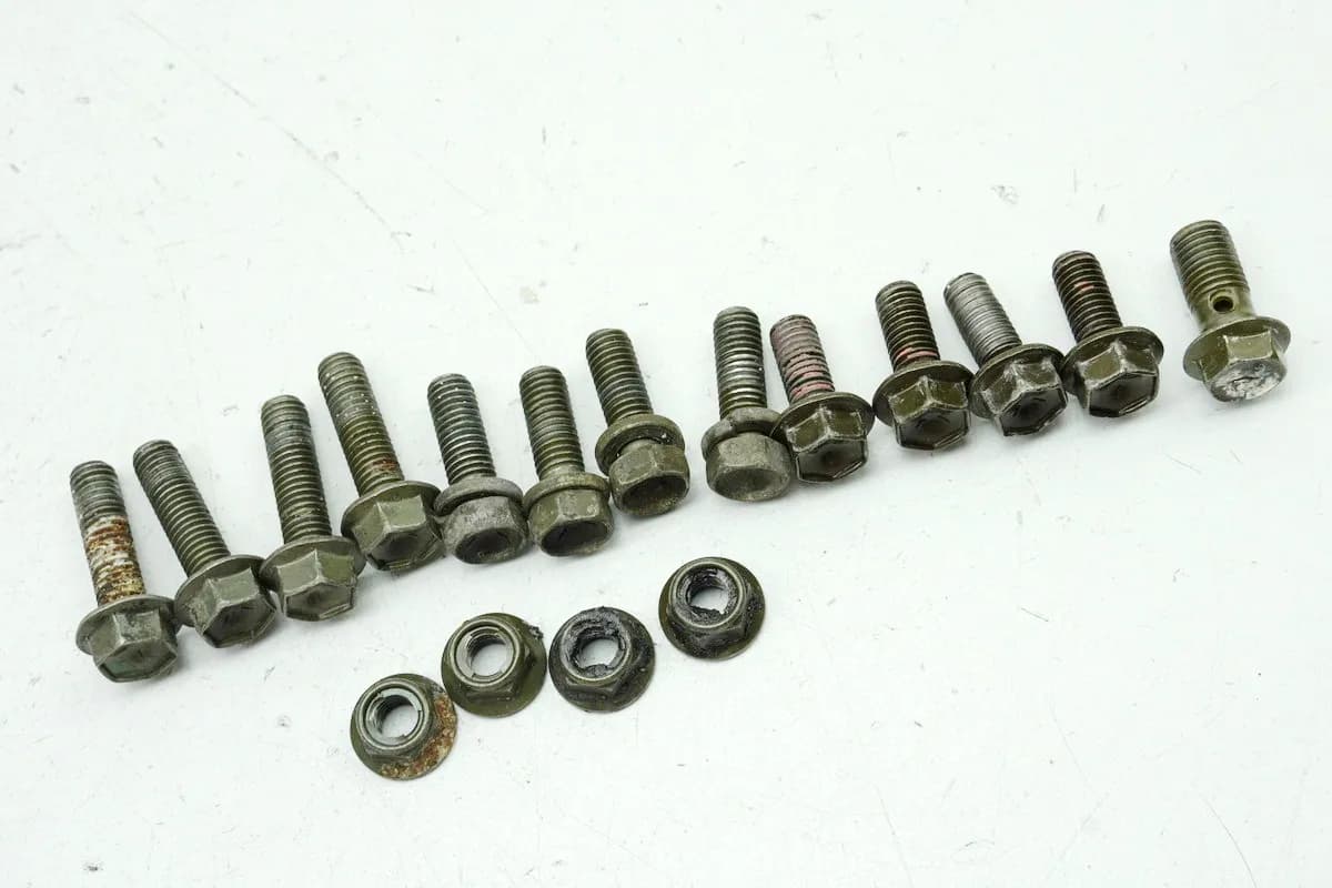 SUZUKI GSX 600 F AJ Schrauben & Muttern (für Rahmen Unterzug Fahrwerk)